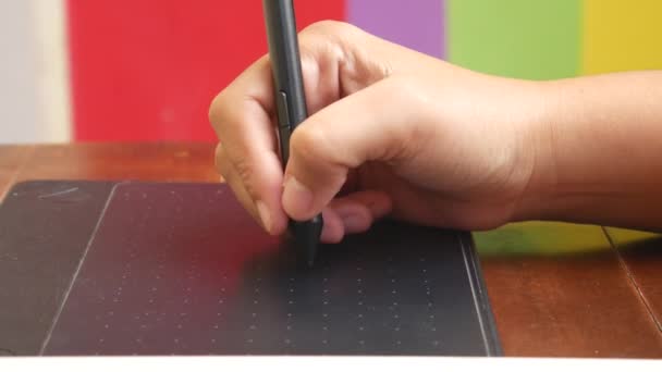 Een Illustrator Hand Met Behulp Van Een Pen Stylus Voor — Stockvideo