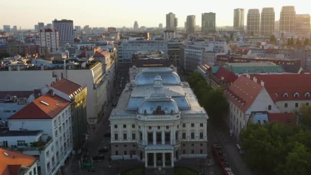 从位于斯洛伐克布拉迪斯拉发的斯洛伐克国家剧院老楼开始披露无人驾驶飞机射击事件 — 图库视频影像