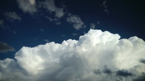 青い空を背景に大きな白い雲の時間の経過 雲が劇的な天候で積乱雲に変換されます — ストック動画