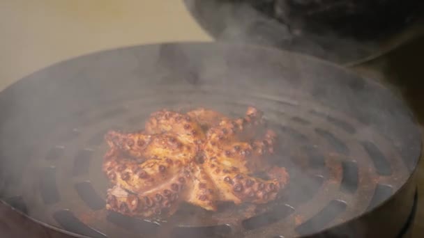 Cucinare Deliziosi Polpo Gommoso Con Spezie Erbe Carboni Ardenti Fuoco — Video Stock