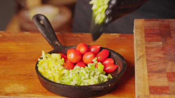 Preparación Ingredientes Ensalada Chef Profesional Usando Guantes Transfiriendo Pimiento Verde — Vídeo de stock