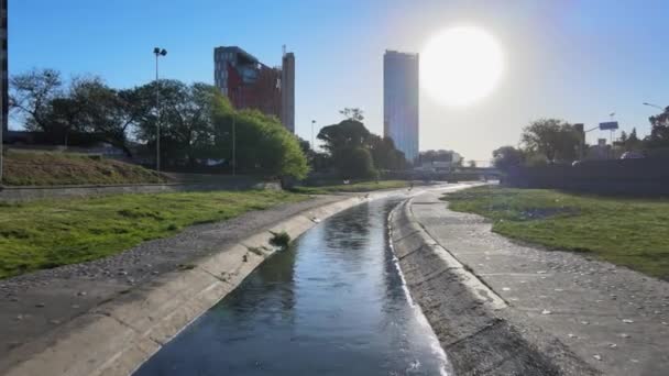 Drone Bajo Nivel Volando Por Encima Largo Del Canal Agua — Vídeos de Stock