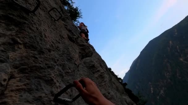 Filmato Uomo Che Arrampica Una Roccia Sta Guardando Una Ragazza — Video Stock