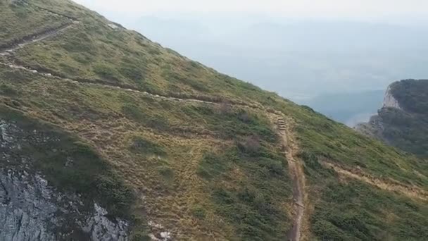 山頂の階段道の空中ドリーズーム ドローン撮影 — ストック動画