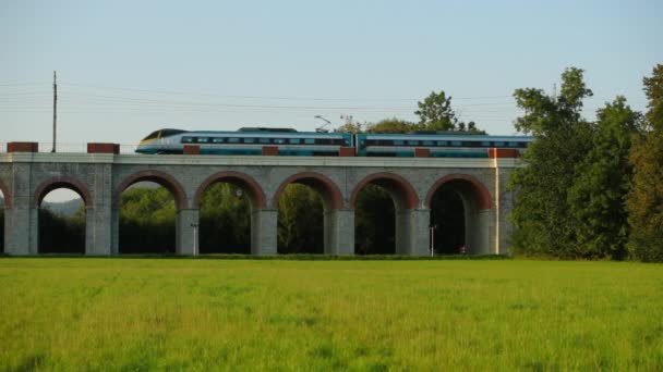 Slow Motion Järnvägs Viadukt Med Ett Passerande Persontåg Passerar Bron — Stockvideo