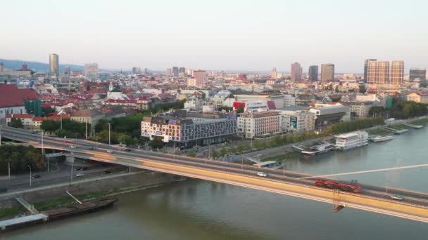 Široký Záběr Bratislavu Slovensko Mostem Slovenského Národního Povstání Popředí — Stock video