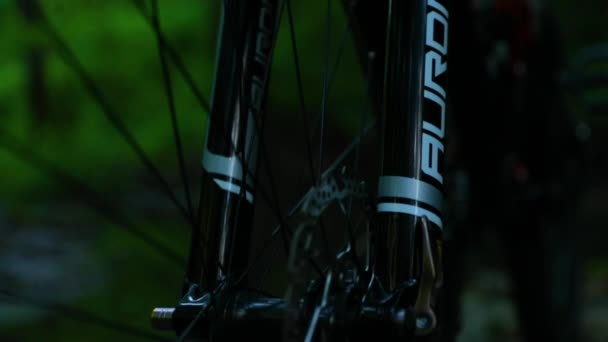Vista Detallada Freno Delantero Bicicleta Montaña Medio Bosque — Vídeo de stock