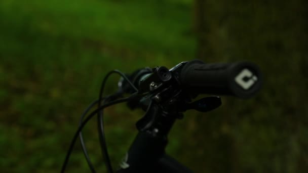Detailní Pohled Řídítka Horských Kol Detail Ruce Jezdce — Stock video