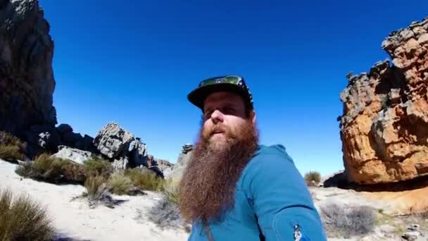 Pov Caminando Cima Una Montaña Arco Como Formación Rocas Sudáfrica — Vídeo de stock