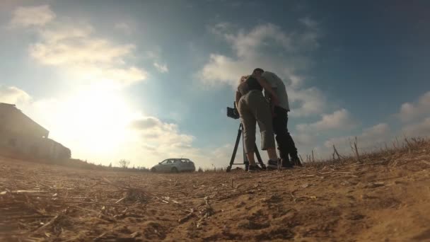 Timelapse Videógrafo Sua Namorada Fazendo Filme Deserto — Vídeo de Stock