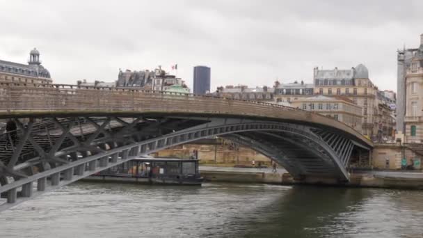 パリのセーヌ川を渡る有名なパッセレル レオポルド セダル セニョールを歩く人々 ワイドショット — ストック動画