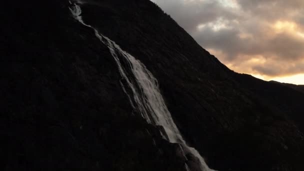 Riesiger Wasserfall Norwegen Goldener Stunde — Stockvideo