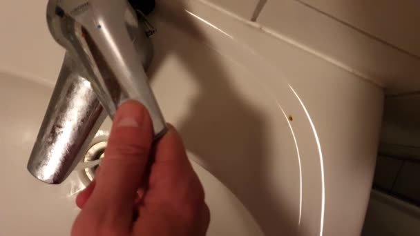Lavarsi Mani Nel Lavandino Guardando Basso Video Verticale Bloccato — Video Stock