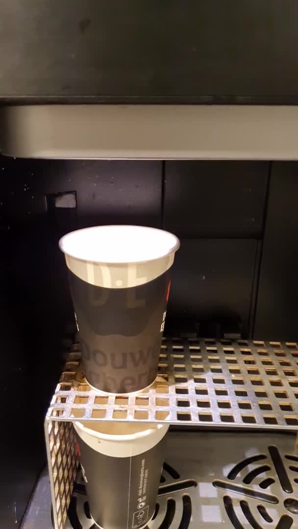 Horká Káva Vydávána Recyklovatelného Poháru Svislé Video — Stock video