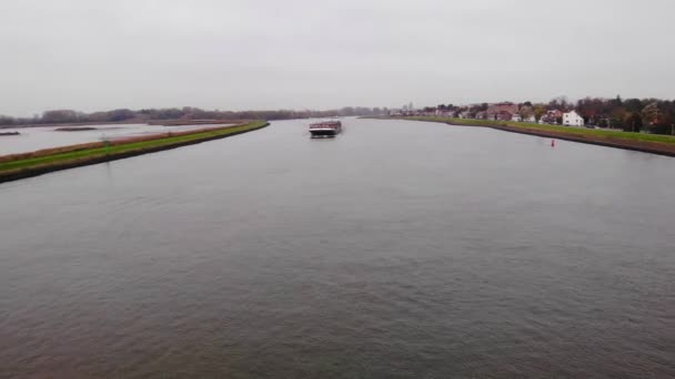 遠くに川のノードを航行するボレロ貨物船 空中ドリーフォワード — ストック動画