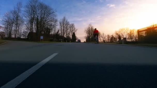 Половина Скорости Замедленного Движения Велосипедиста Едущего Восходящей Улице Час Захода — стоковое видео