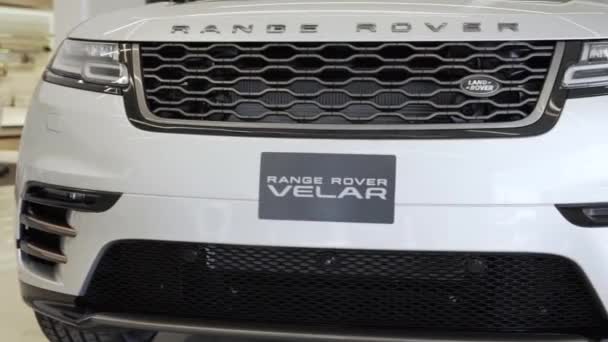 Parte Lateral Tierra Rover Velar Blanco Coche Moderno Parrilla Del — Vídeo de stock