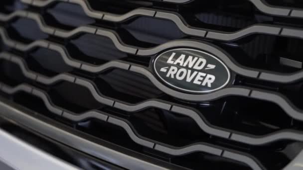 Samochód Krata Land Rover Luksusowy Godło Samochodu Samochód Zewnątrz — Wideo stockowe