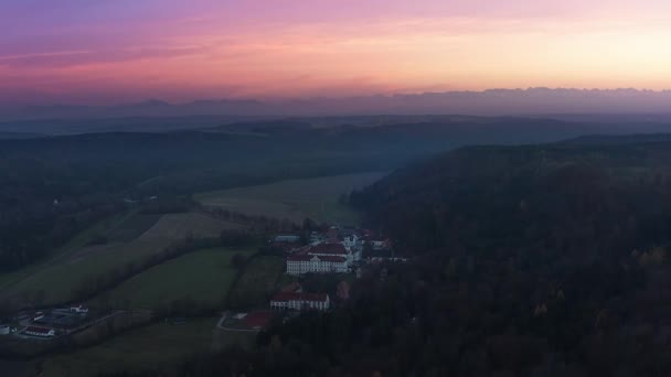 Alp Dağlarının Üzerinde Önplan Olarak Güzel Bir Bavyera Manastırı Olan — Stok video