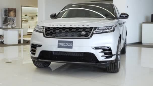 Land Rover Velar Biały Luksusowy Samochód Salonie Samochodowym Angielski Samochód — Wideo stockowe