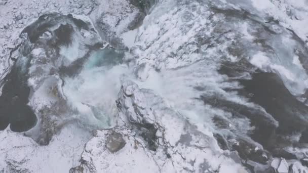 Воздух Над Водопадом Зимний Снежный Пейзаж Глядя Вниз Пан Влево — стоковое видео