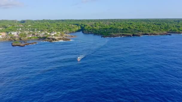 Fiskefartyg Som Lämnar Sin Trygga Hamn För Att Fiska Karibiska — Stockvideo