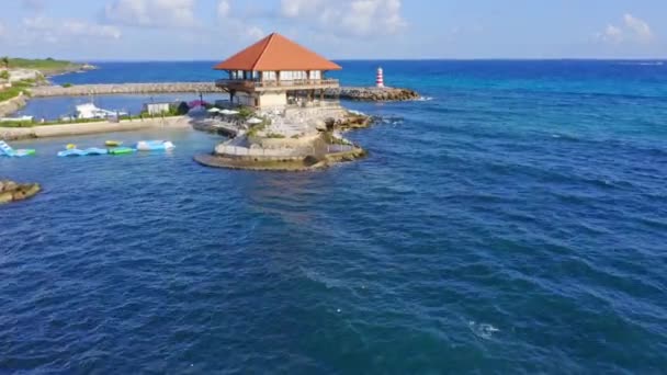 Drohnenflug Entlang Der Karibischen Küste Richtung Captain Kidd Restaurant Romana — Stockvideo