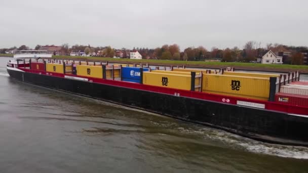 Vista Aerea Dritta Lungo Bolero Cargo Ship Navigazione Lungo Fiume — Video Stock