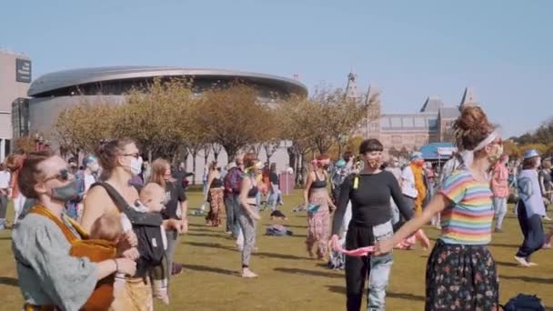 Grupp Människor Joyously Dansar Tillsammans Park Amsterdam Slow Motion Pan — Stockvideo