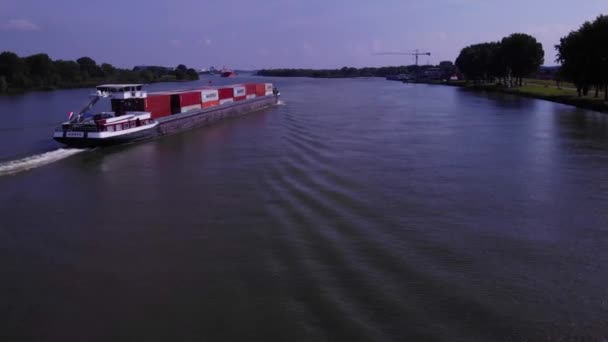 Buque Carga Sianto Navegando Largo Oude Maas Puttershoek Aerial Follow — Vídeos de Stock