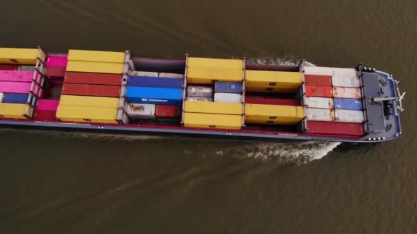 Luchtfoto Kijkend Naar Kleurrijke Containers Bolero Cargo Ship Langs River — Stockvideo