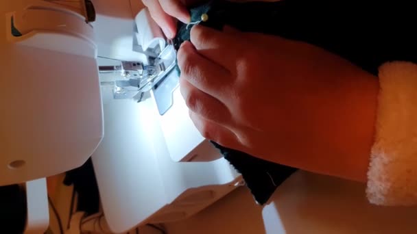 Mujer Dressmaker Manos Usando Máquina Coser Vídeo Vertical Bloqueado — Vídeo de stock