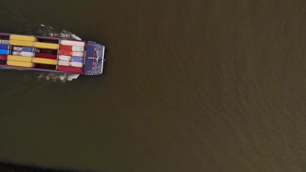 Flygfoto Tittar Ner Färgglada Containrar Bolero Cargo Ship Passerar Längs — Stockvideo