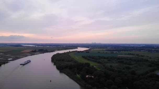 Oude Maas Deslizando Através Puttershoek Contra Nuvens Quentes Com Navio — Vídeo de Stock