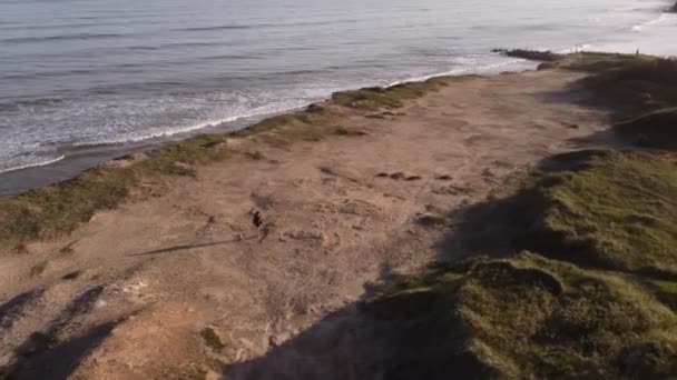 Luftaufnahme Eines Fotografen Auf Großen Klippen Vor Dem Ozean Der — Stockvideo