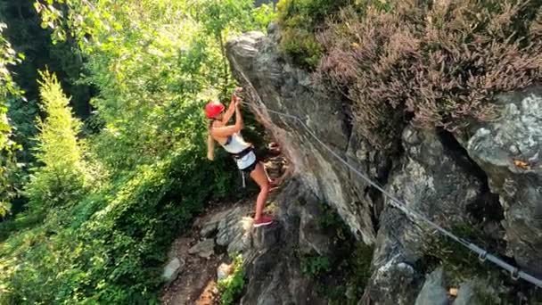 Una Ragazza Bianca Con Lunghi Capelli Biondi Che Indossa Pantaloni — Video Stock