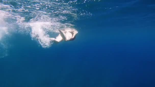 Ныряние Маской Ионическом Море Пляже Миртос Острове Кефалония Греции Водой — стоковое видео