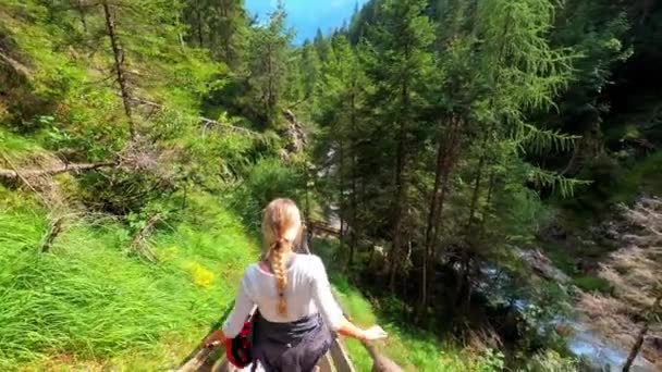 Des Images Troisième Personne Une Fille Qui Descend Des Escaliers — Video