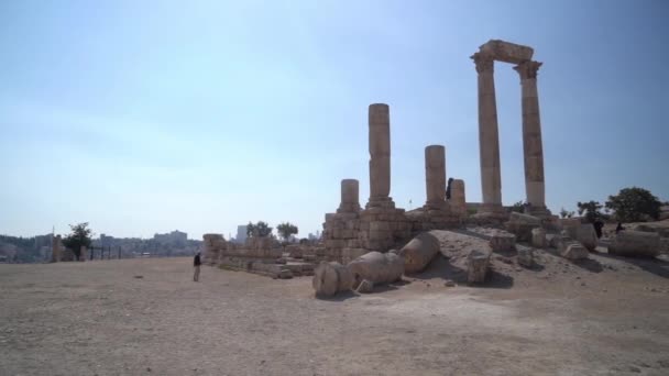 Man Walking Front Ruins Temple Hércules Ancient Amman Citadel Jordânia — Vídeo de Stock