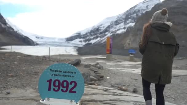 Woman Walking 1992 Year Mark Athabasca Glacier Retreating Icefield Alberta — Vídeo de Stock