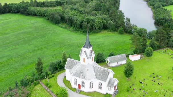 Encantadora Antigua Arquitectura Iglesia Eikesdal Casas Una Pequeña Ciudad Por — Vídeo de stock