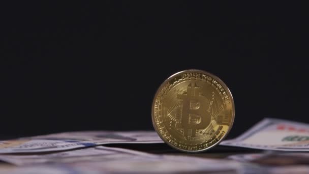 Bitcoin Munt Staande Geld Rekeningen Een Zwarte Achtergrond Sokkel Schot — Stockvideo