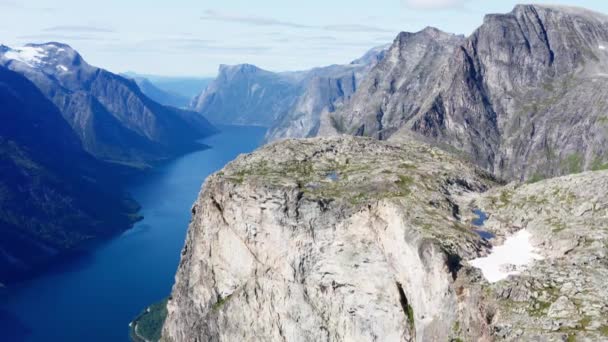 Prachtig Landschap Van Rotsachtige Bergen Blauwe Rivier Noorwegen Luchtfoto — Stockvideo