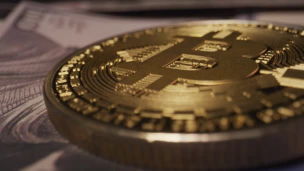 Par Monedas Oro Real Bitcoin Sobre Unos 100 Billetes Cien — Vídeos de Stock