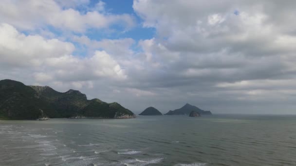 Umgekehrte Luftaufnahmen Zeigen Berge Und Inseln Graue Wolken Und Blauen — Stockvideo