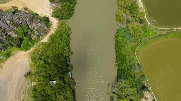 Luftaufnahmen Die Einen Fluss Und Dächer Bei Einer Bootstour Für — Stockvideo