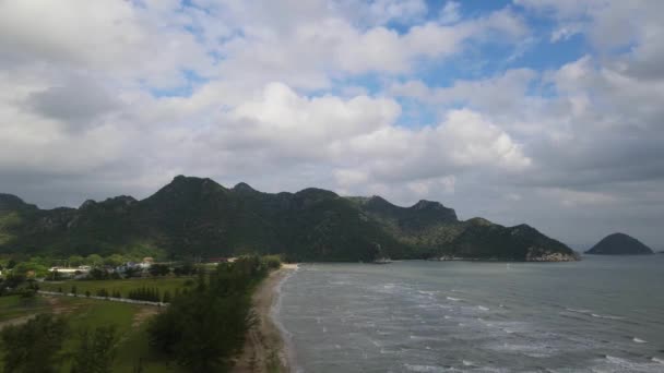 Luchtbeelden Naar Bergen Eilanden Strand Golven Blauwe Lucht Toch Bewolkt — Stockvideo