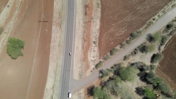 Cima Para Baixo Aéreo Moto Dirigindo Sobre Uma Única Estrada — Vídeo de Stock