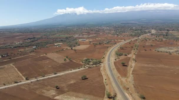 Aerial Dolly White Car Driving Single Road Amazing Landscape Rural — Wideo stockowe