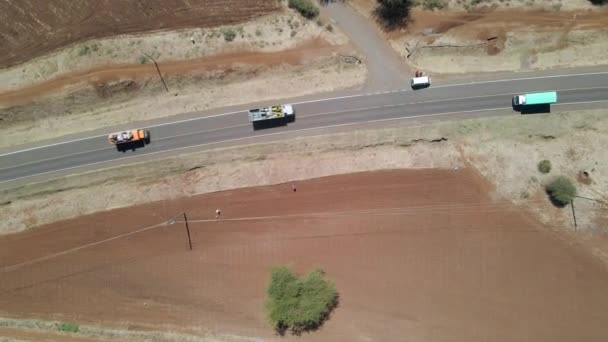 Górna Antena Ciężarówki Jadącej Nad Drogą Kenii Afryka — Wideo stockowe